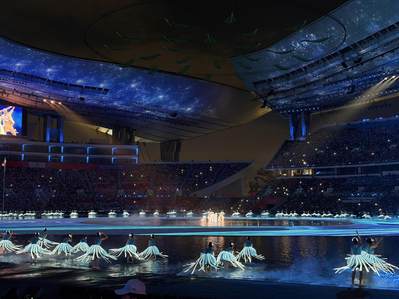 这次全运会开幕式，我看好多人都纳闷为啥总跟“水”过不去，演员泡水里，表演也离不开