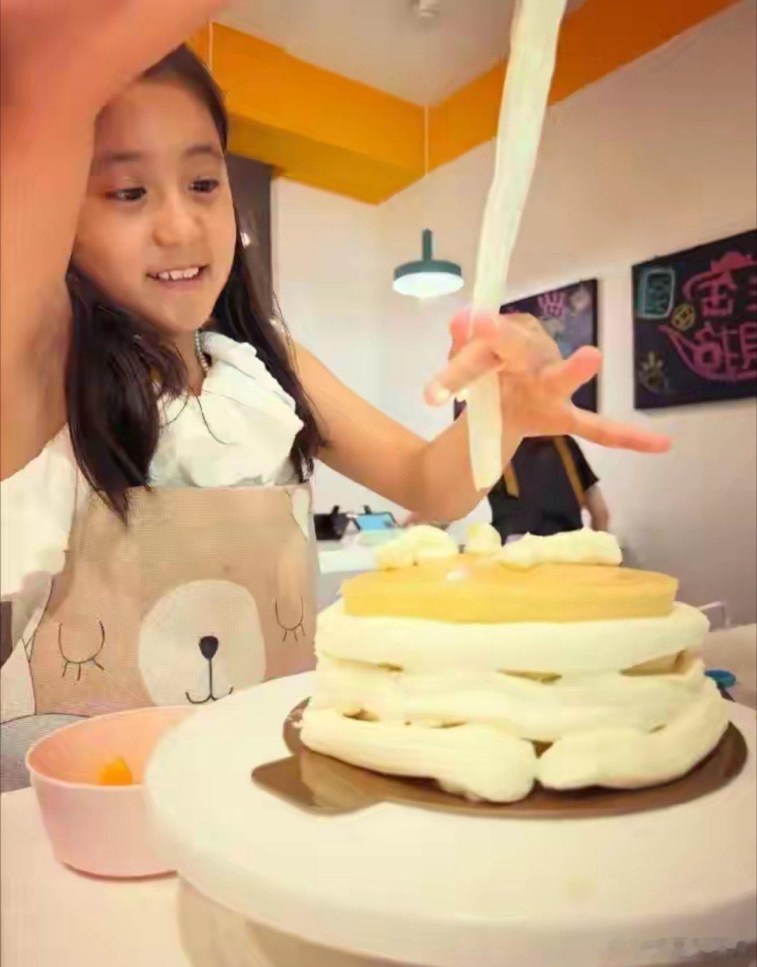 贾静雯二女儿十岁生日,咘咘自己做生日蛋糕,笑起来超像妈妈好漂亮​​​