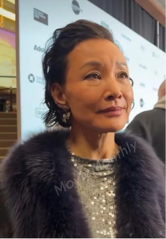 她曾经是八十年代的百花影后，长相清纯，眉目清秀的，可是现在64岁了却是满脸褶皱，