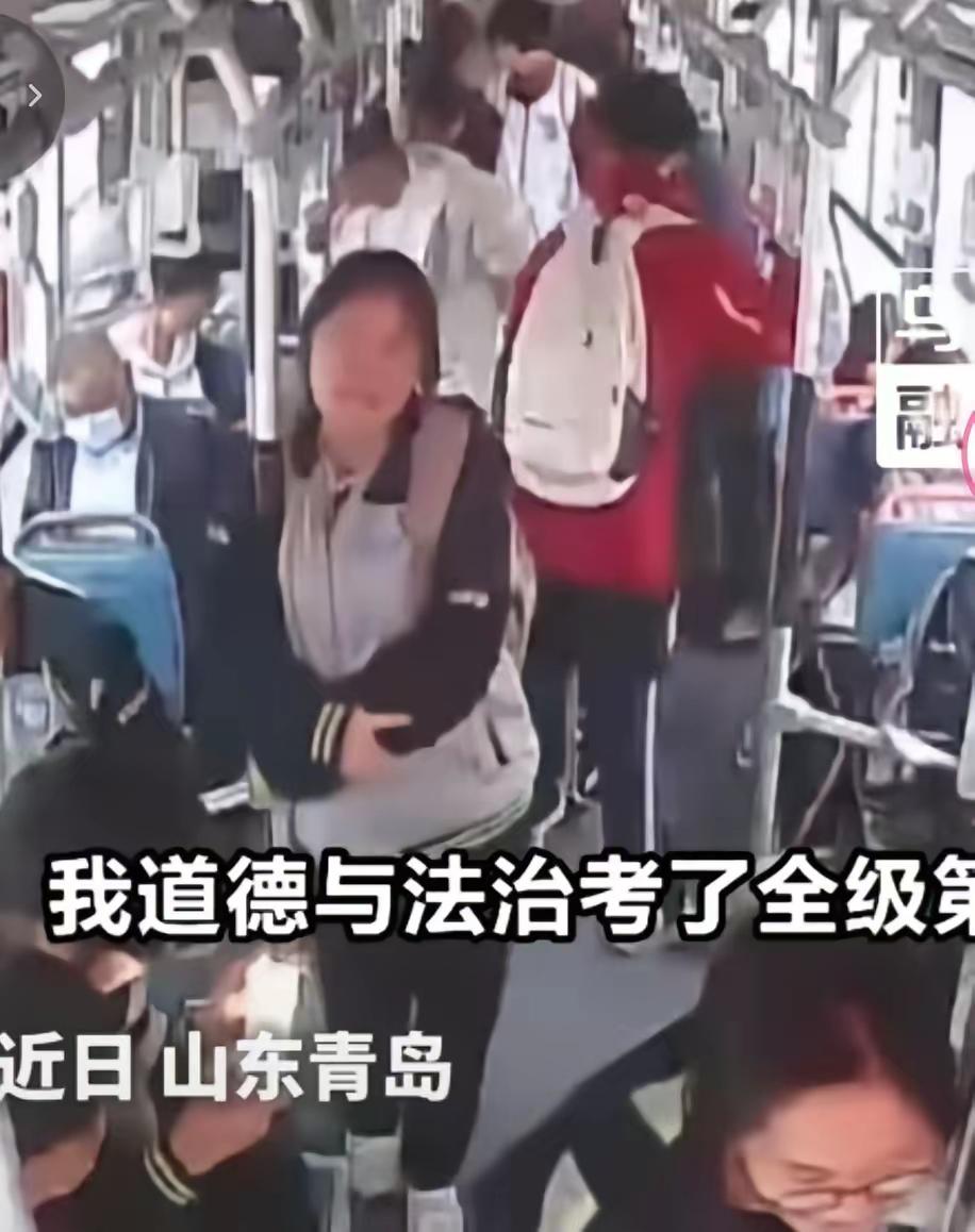太暖心了。山东青岛，一位女孩乘车时突然对司机说：“叔叔，我考了第一，夸夸我！”，