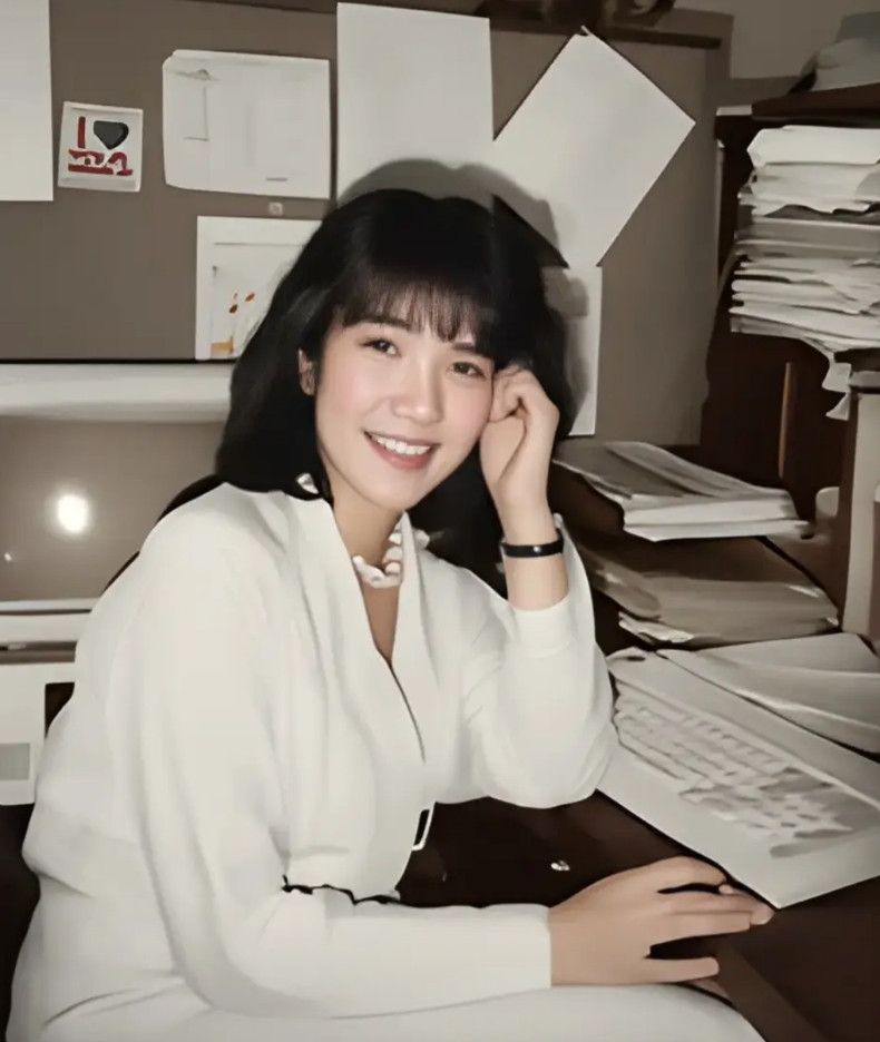 20多岁时的高市早苗，确实清纯漂亮，当时在电台做主持人。意想不到的是她到了60岁