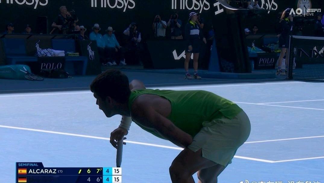 情况不妙，阿卡申请医疗暂停……第三盘第9局（15-30）阿尔卡拉斯的右大腿内