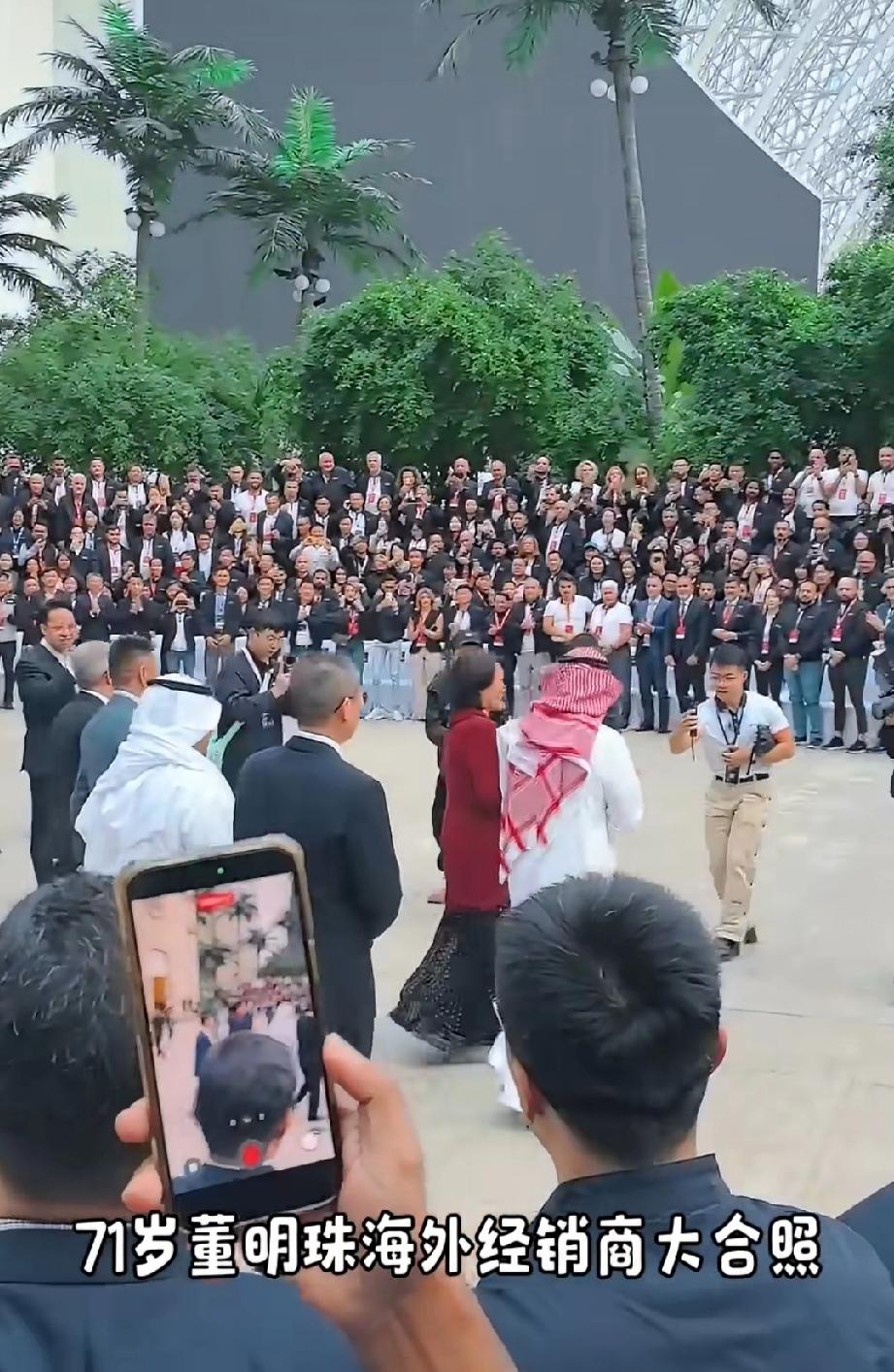 71岁的董明珠在95%男性占主导地位的商业帝国居然杀出重围站在c位，这个女人真不