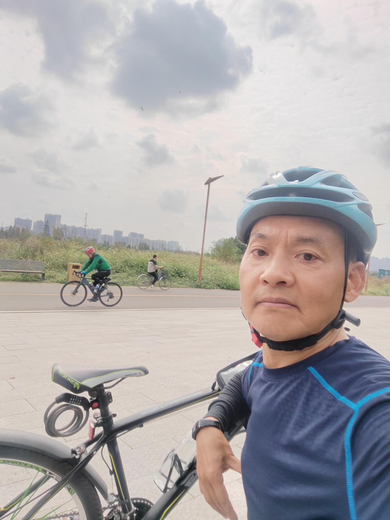 在成都,骑行五环是什么感受?在成都骑行五环，那感觉真是五味杂陈！之前和朋友骑天