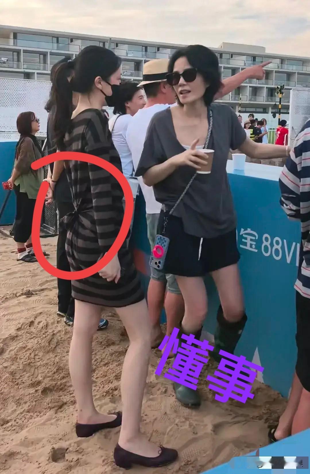 李嫣懂事的让人心疼！作为天后王菲、李亚鹏的女儿，应该是衣食无忧的，没想到竟