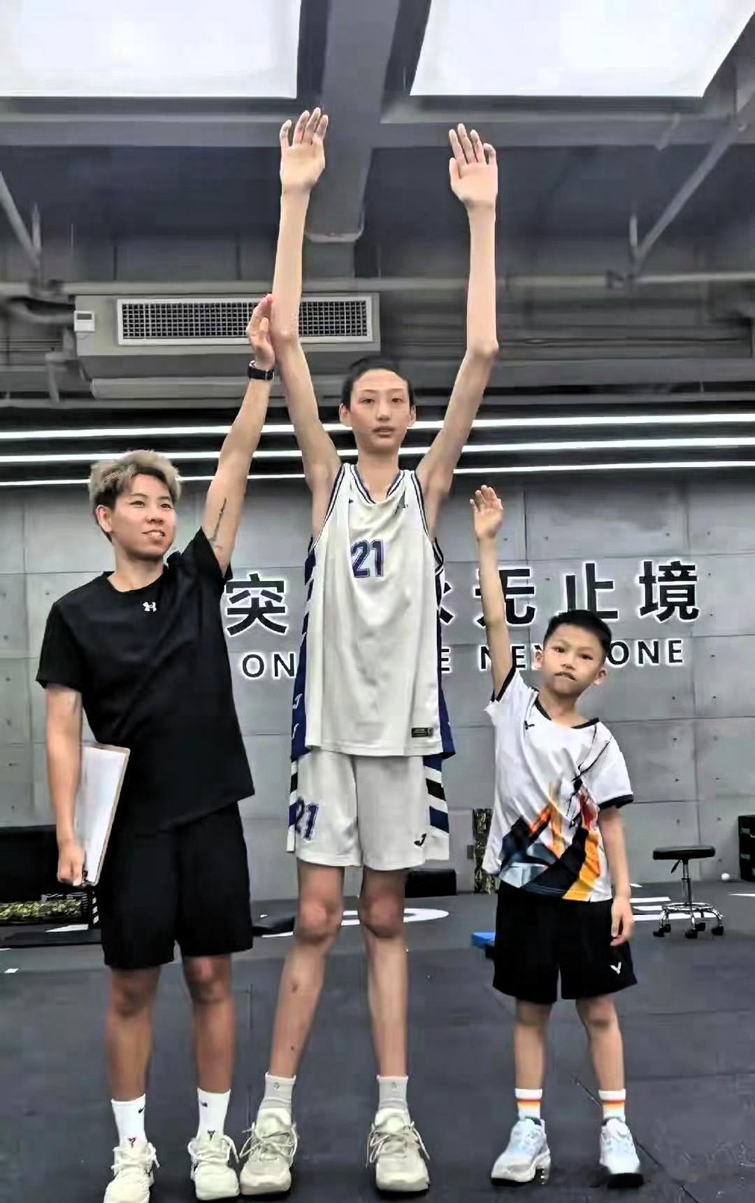 天赋炸裂！广东宏远挖到保障内线，13岁李若豪身高2.03米，臂展2.3米，静态天