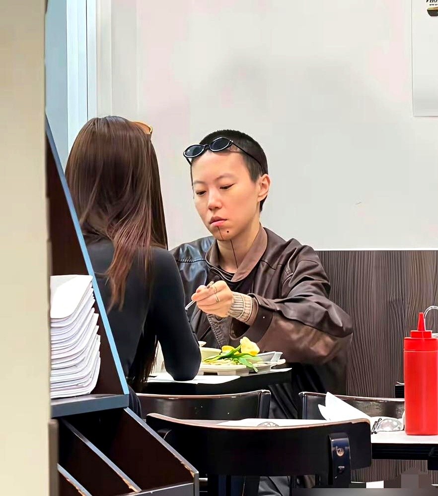 窦靖童和宋妍霏在卢浮宫吃河粉这事儿，竟然比她那部新剧还火。新剧开分才6.3，剧情被吐槽得体无完肤。但