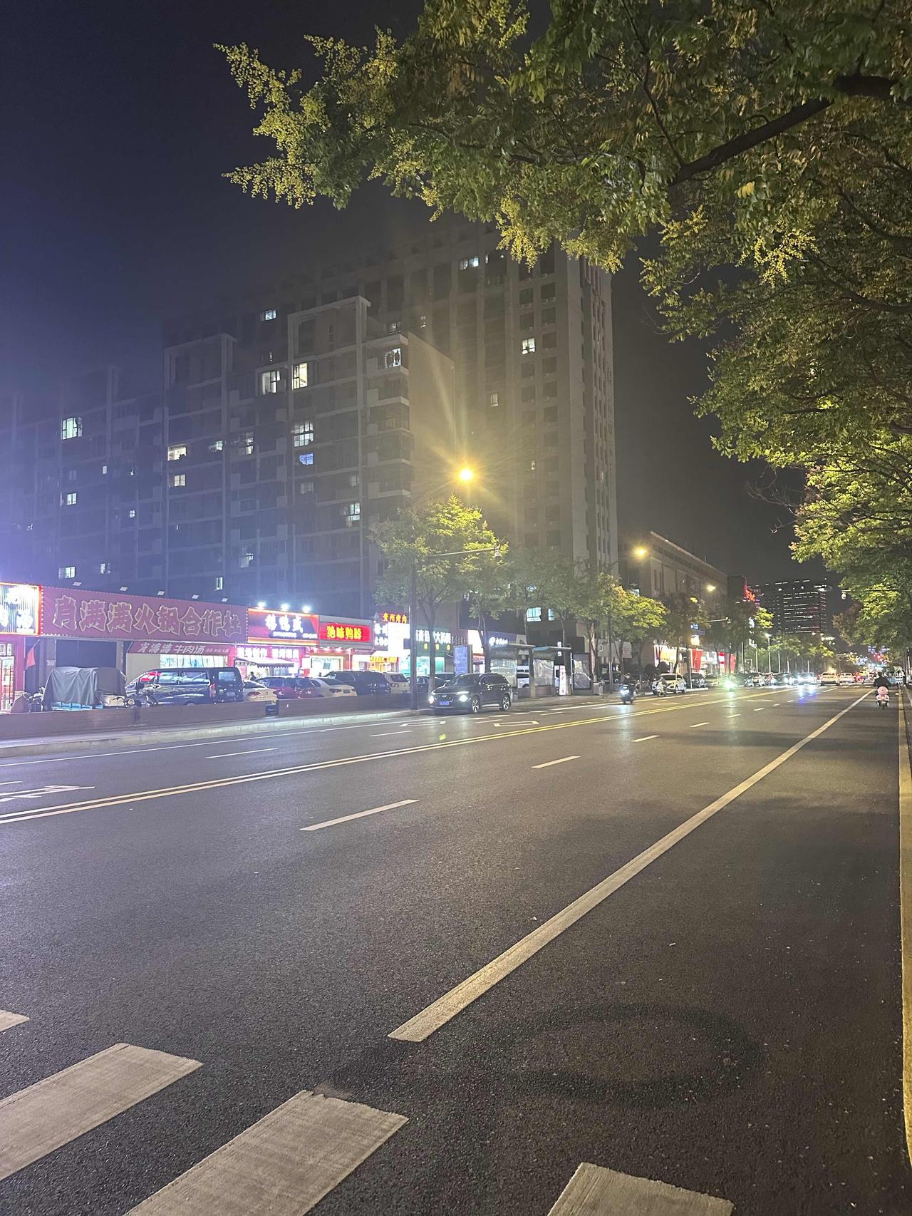 坐标南京浦口，国庆第一天，在家躺了一天，直到晚上才出来透透气。外面挺冷的，