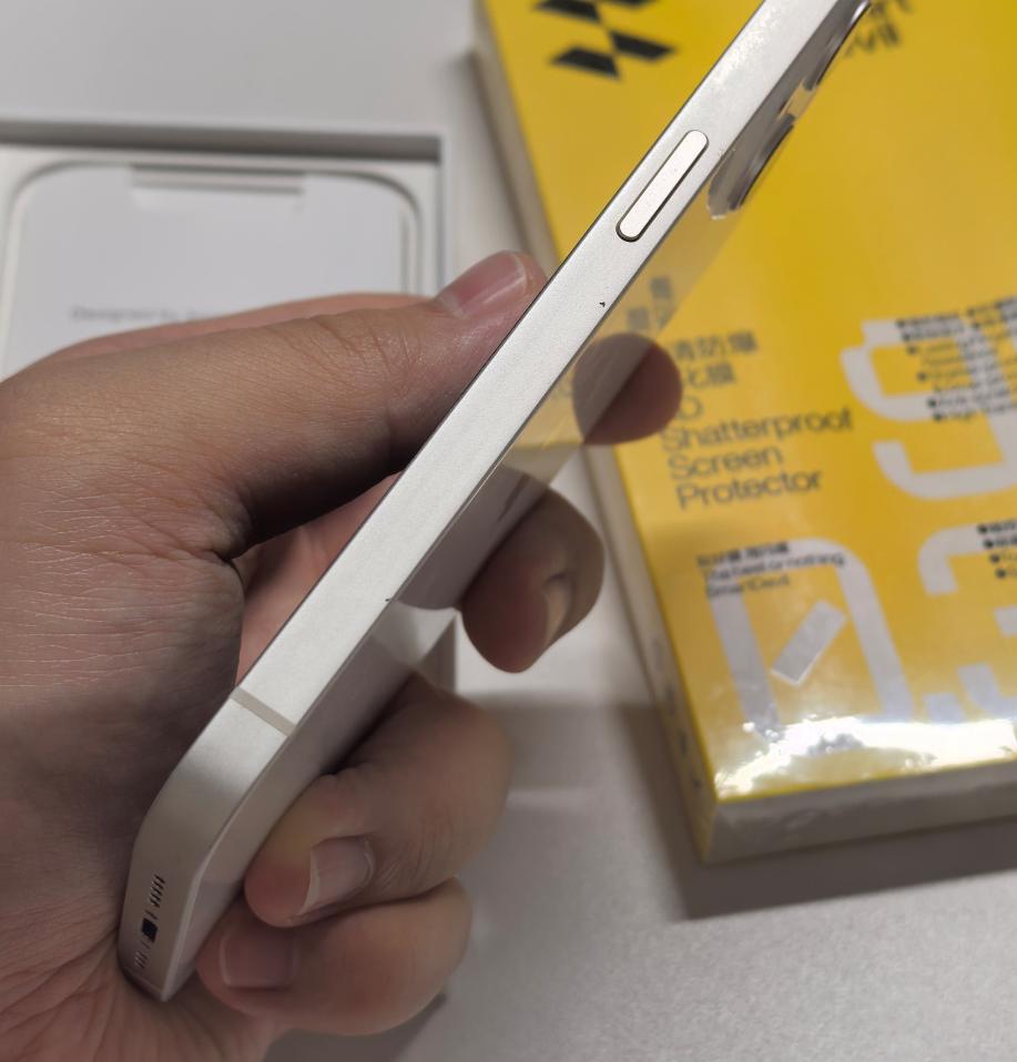 看见了朋友的一台iPhone13，保养的极好，整个机身一直处在手机原装保护壳或
