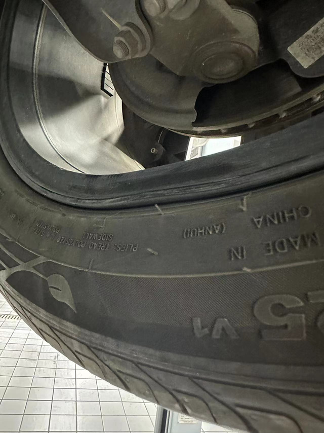 宋plusdmi轮毂变形比亚迪的品控真的是一言难尽，上了高速100以上，方向盘