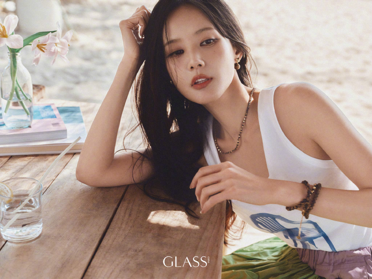 李一桐《GLASS》中文版四月刊封面大片，以“看海人也是出海者”为主题，身着Lo