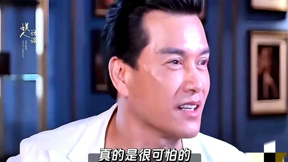 赤柱监狱探访室冷得结冰。穿拖鞋的秃头胖子往椅子上一砸，指着麦当雄鼻子吼，我哪里得