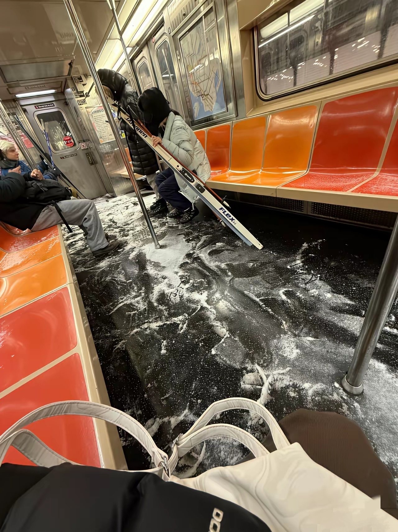 美吹：人家发达国家的地铁能堆雪人，你们的能吗？这个还真比不了，不但风能进、雨能进