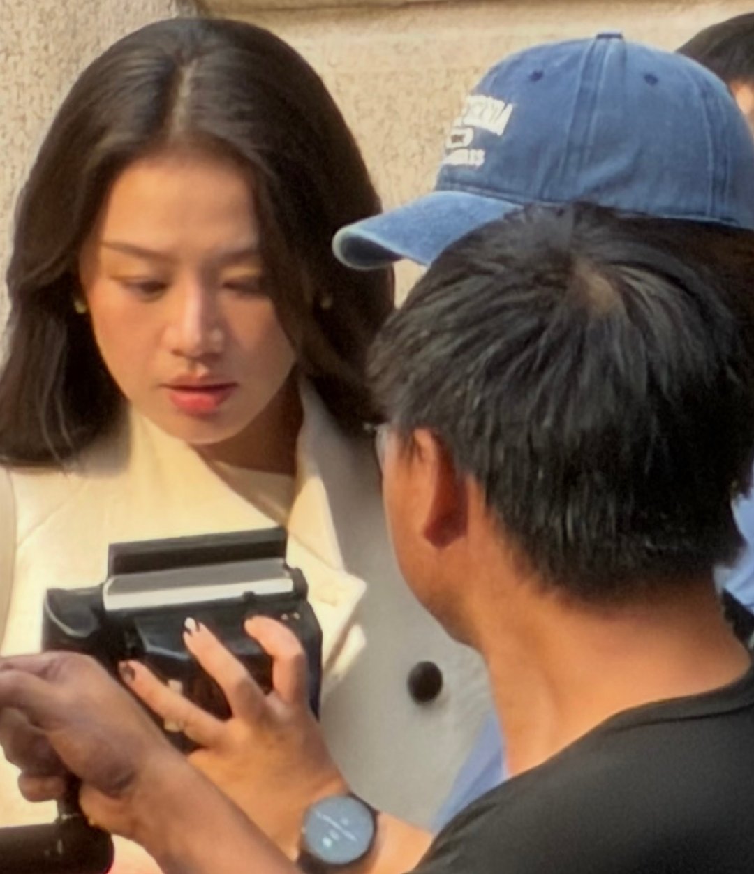 上海北外滩偶遇马思纯拍广，咋还有少女的可爱娇羞呢​