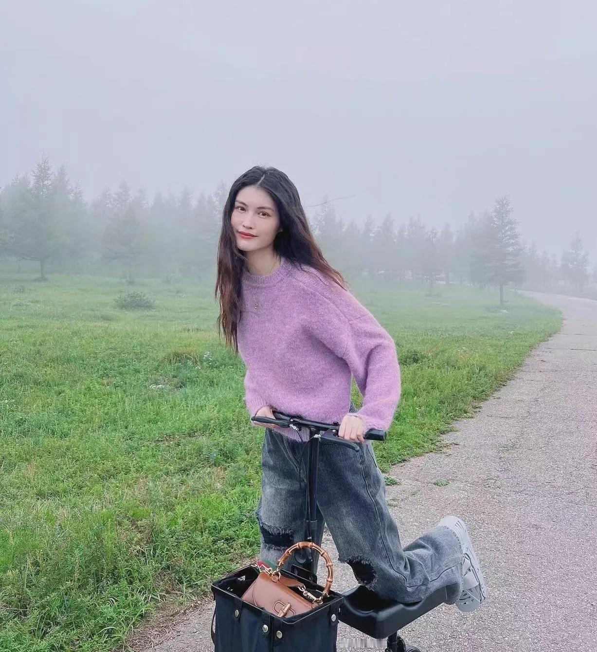 何穗当妈后状态开挂！紫色毛衣也太显嫩了💜香芋紫毛衣+破洞牛仔裤，在雾气