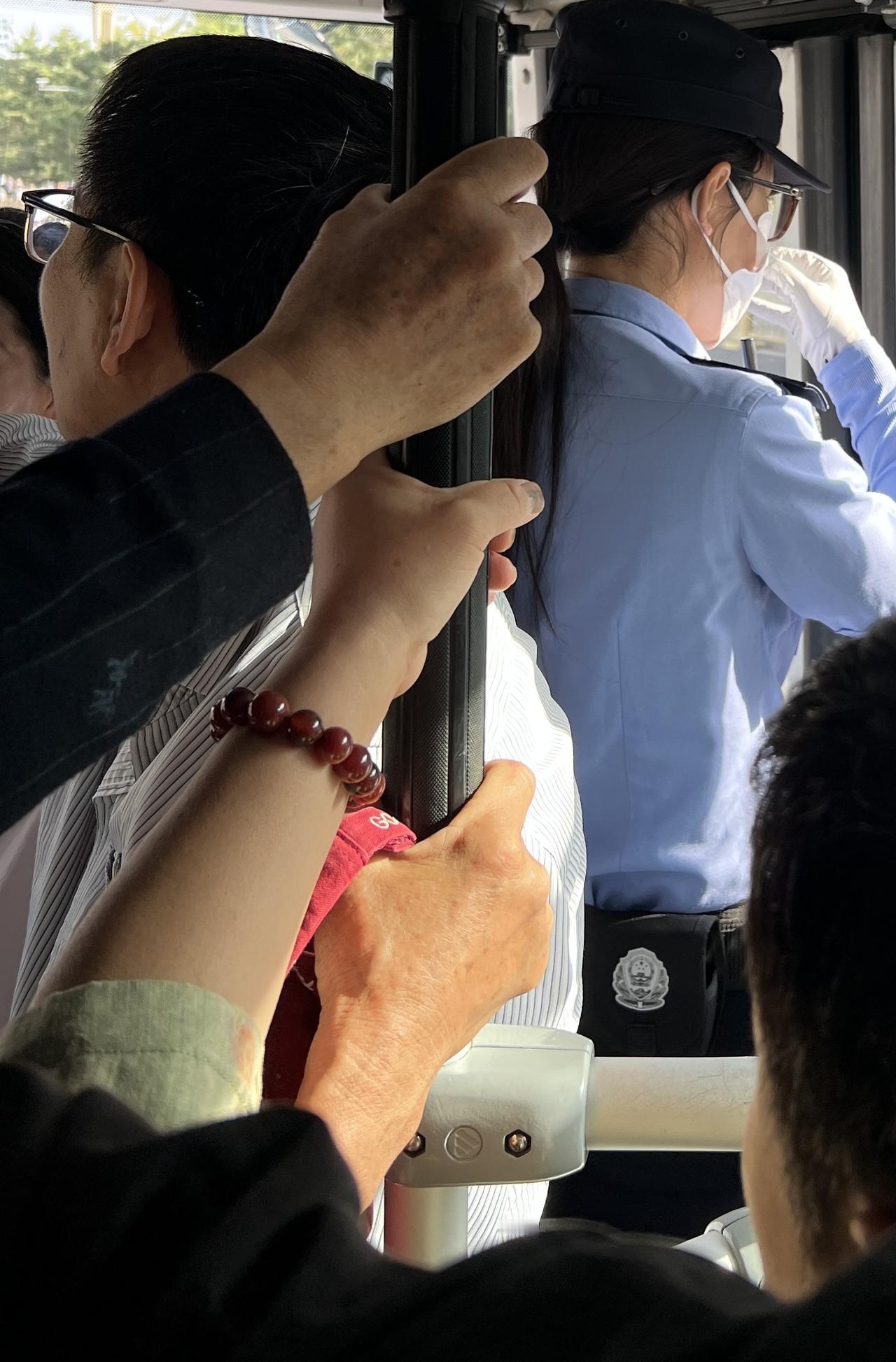 京城公交车上的乘客八成以上是老人。随着一个接一个此起彼伏的＂敬老卡＂的涮卡声，老