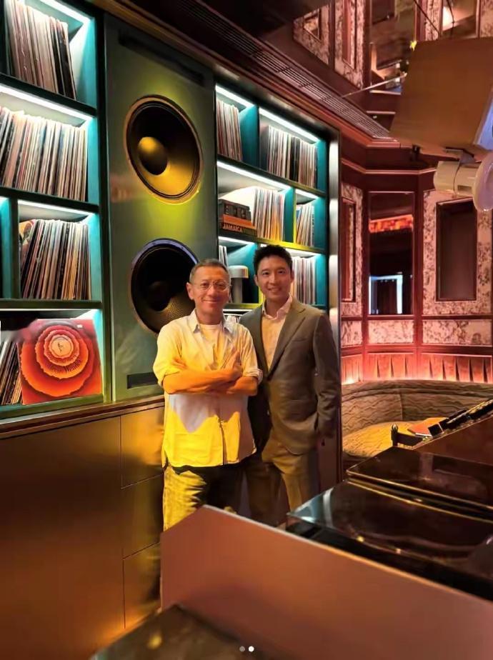 霍启山同框杨其龙，3个细节告诉你为什么说他“太帅了”！第一，外形。高大挺拔，西