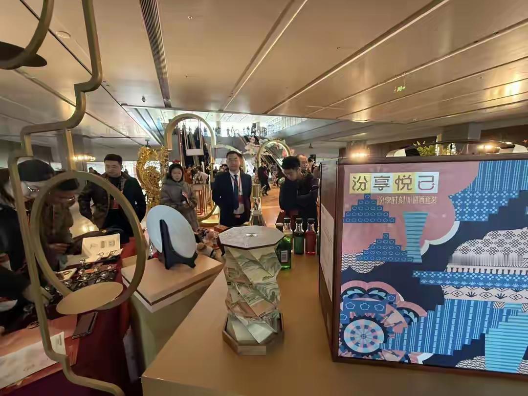 白酒变天了！从“喝给别人看”到“喝给自己爽”，这瓶酒里装的是时代的人情冷暖