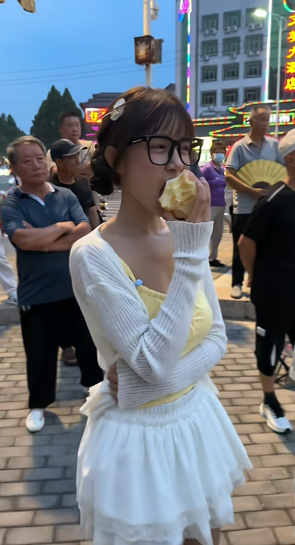 好不容易出来逛逛街，闺蜜就知道啃着个苹果傻乐