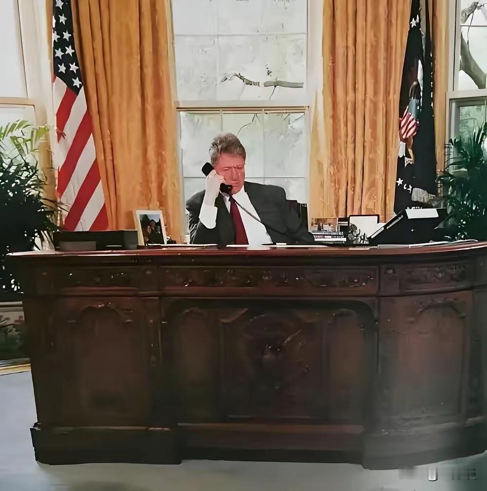 网友说这张照片有两个人，可是怎么看都是克林顿，还有个人究竟在哪里，这个躲猫猫玩的