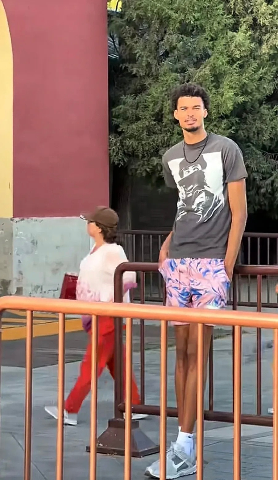 屁股坐在栏杆上的男人！文班亚马北京天坛一起游，行走的瘦麻杆！​​​