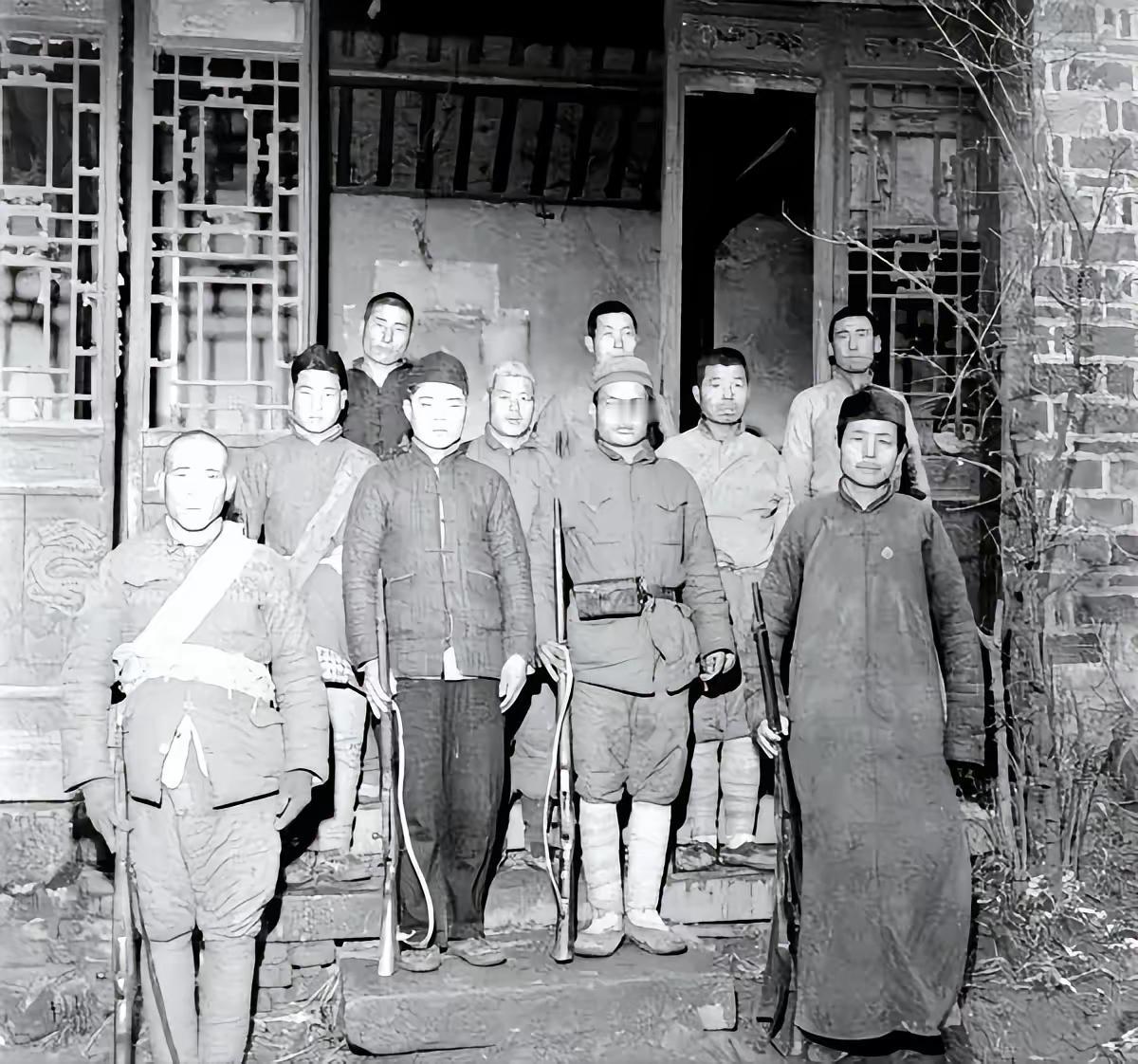 1947年，一地主偷偷放跑了一个革命干部。当还乡团的团丁打算抓捕他时，他却脖子一