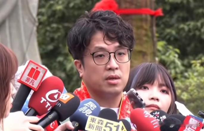 民进党立委吴思瑶今（25日）在脸书发文称，大家都在讨论伯洋新发型，清爽又精神！很