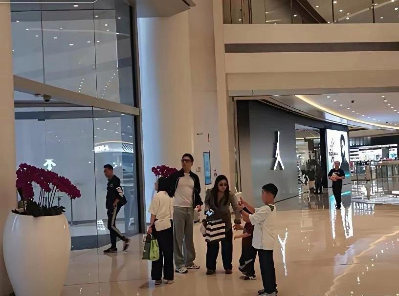 李小萌并没有想象中那么幸福，一家四口逛街她拽着小儿子、还要管老大，王雷像个甩手掌