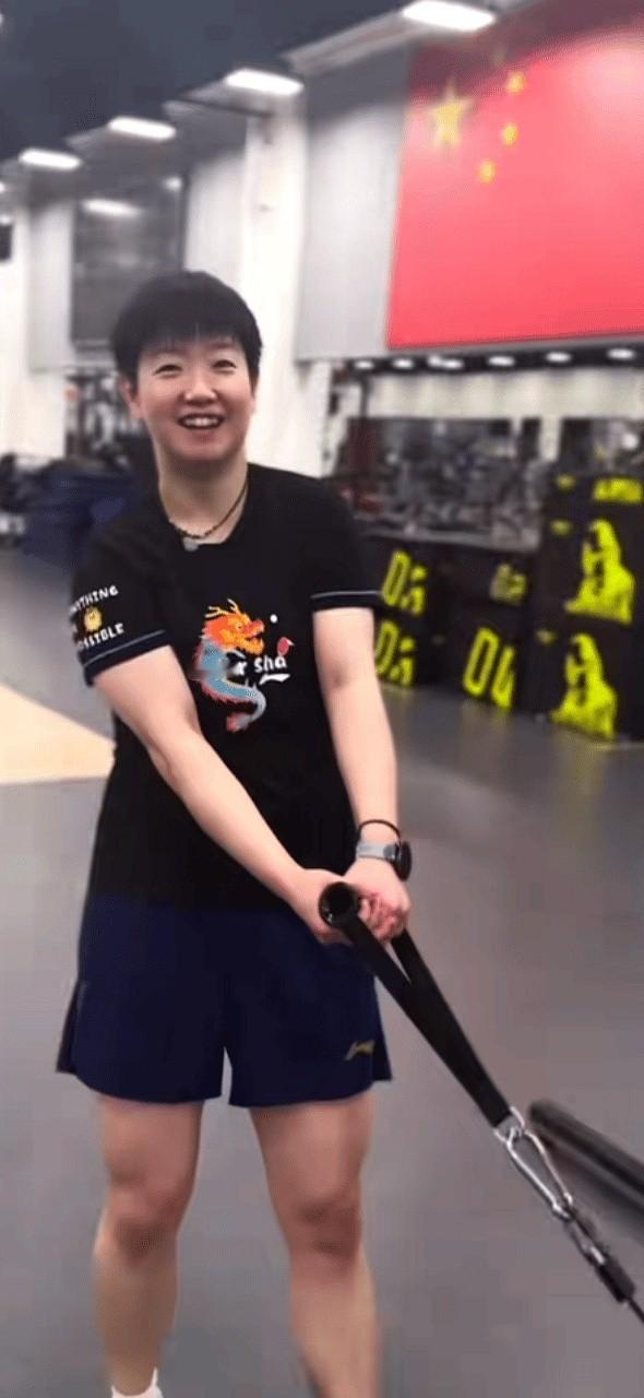 等比赛的日子，等来了我小莎的屁股蹲（哎呦喂，疼不）要说莎姐的运动天赋啊，那真