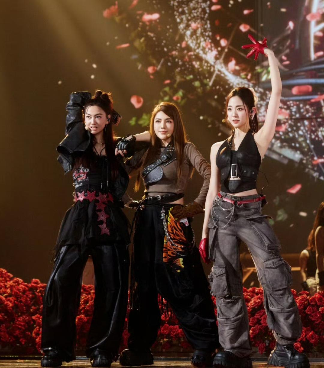 《浪姐7》乌兰图雅、者来女、万千惠这个《Justlikefire》虽然整体乱