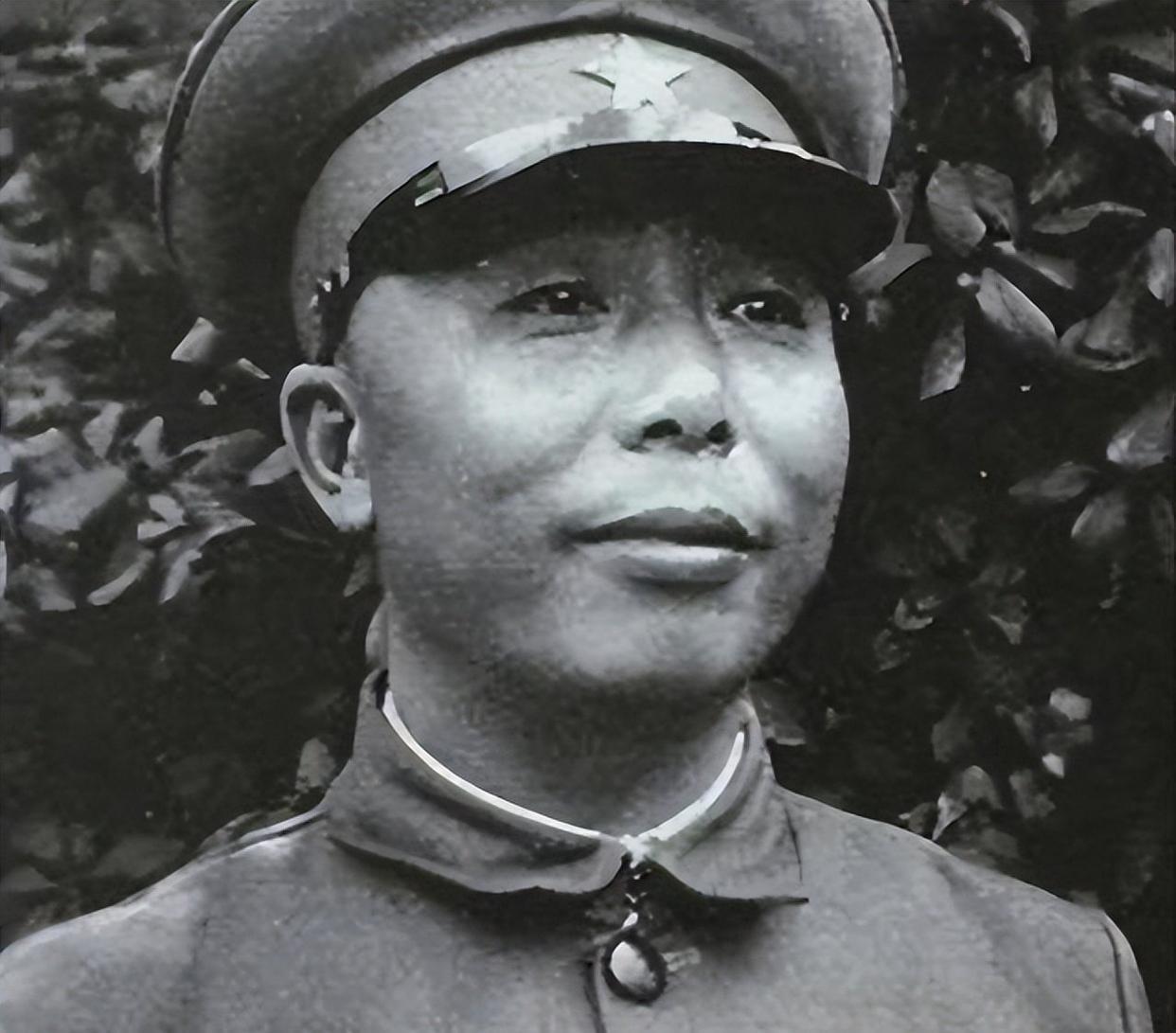 八路军里，有些将领手下的兵力比三位主力师师长还要多，其中一位能指挥五十个团，另一