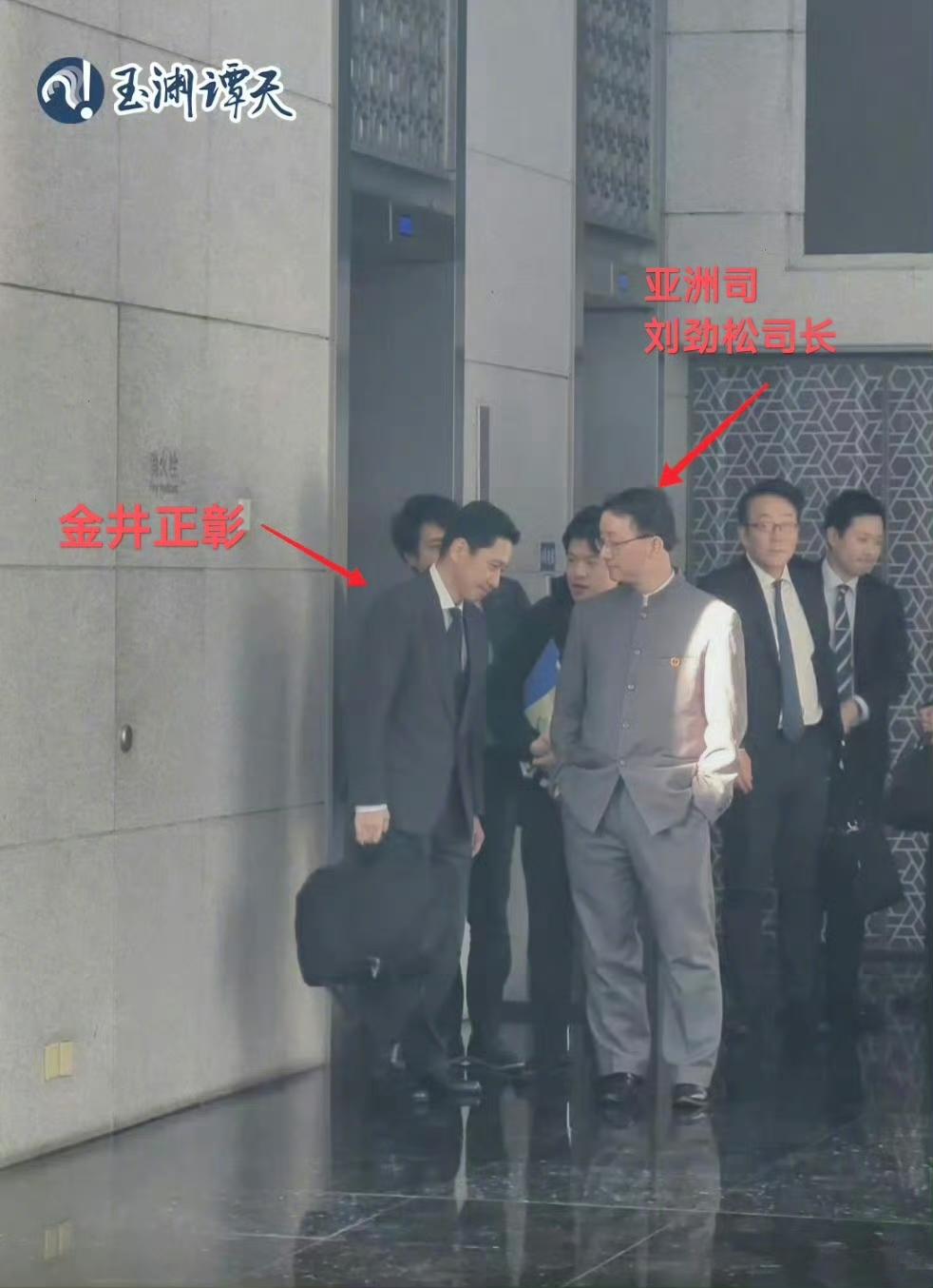 这是在什么地方？看样子是没有握手？有点意思！