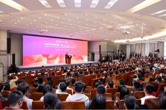 西班牙首相桑切斯，站在清华大学的讲台上。台下黑压压一片，都是顶尖学府的脑袋，