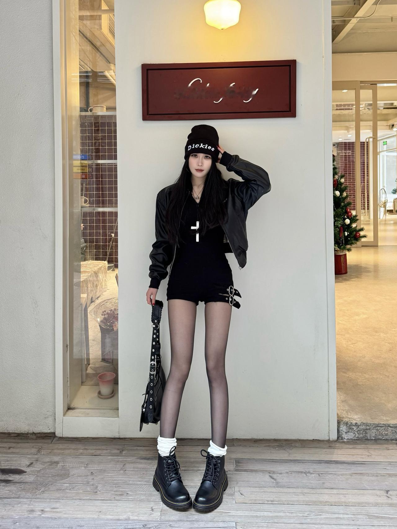 allblack潮酷辣妹🖤秋冬怎么少得了马丁靴！|||冬天出街也要依旧保持帅