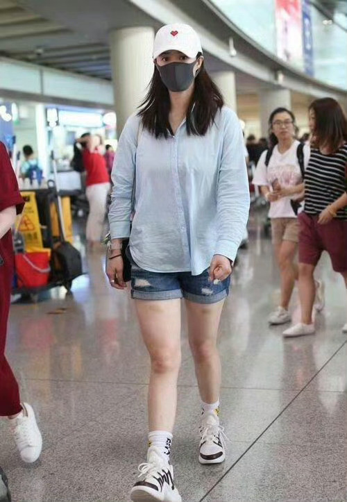谁敢信蒋欣穿的是同一件衬衫蒋欣真的很自律，身材管理很好，这么多年过去蒋欣还是好漂