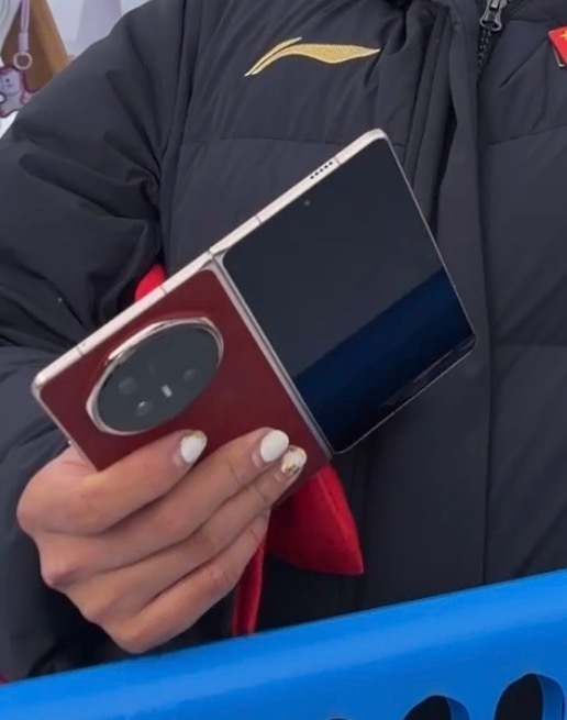 荣耀MagicV6，我个人觉得应该是春节后最值得关注的一款折叠屏手机了，看真机