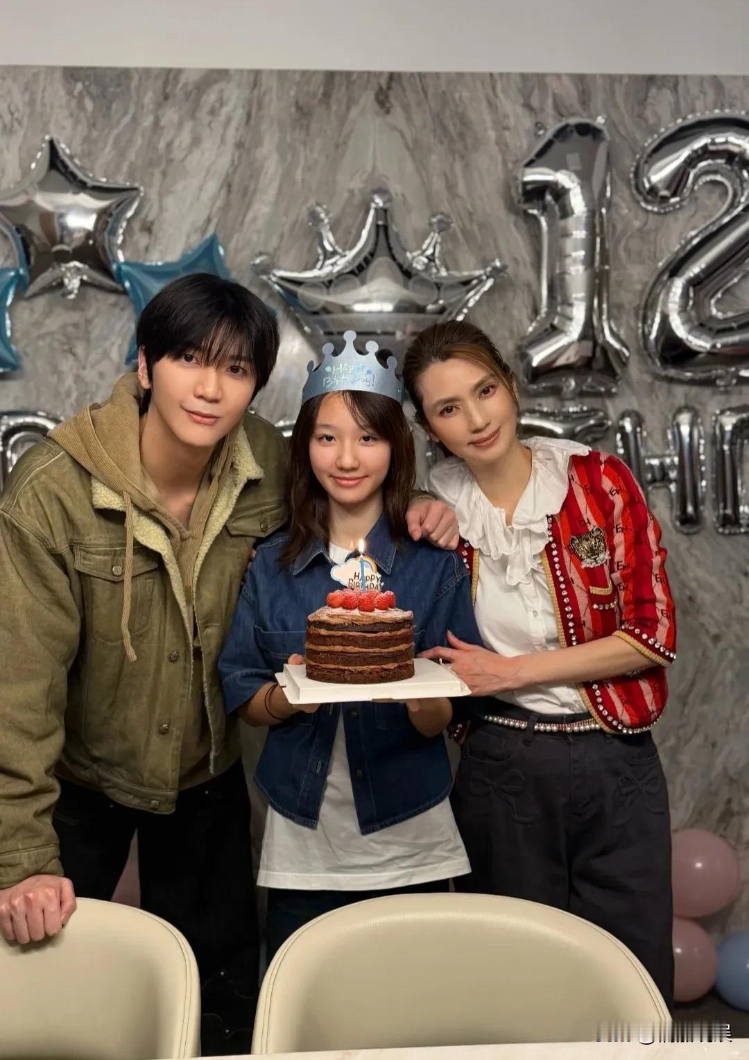 洪欣晒照，庆祝女儿彤彤12岁的生日，儿子张镐濂现身。五十出头的洪欣依然肤白貌美大