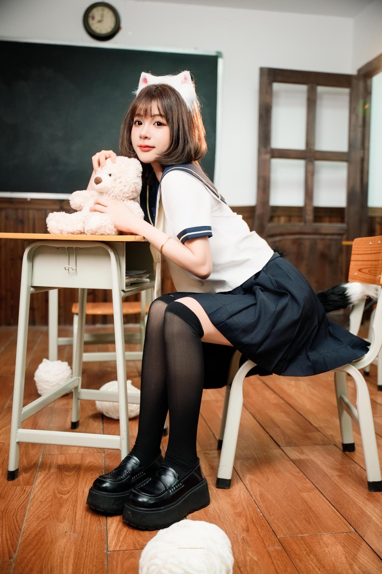 可爱萌妹，教室里与毛绒玩具的温馨时光🐾📚