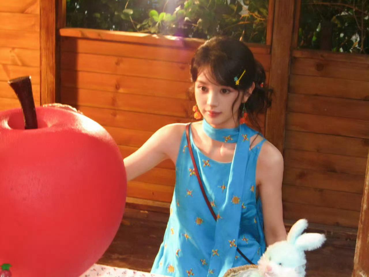 田曦薇给我抓抓怎么了小田只真的好美啊！每次一打开微博突然看到小田的照片真是让人