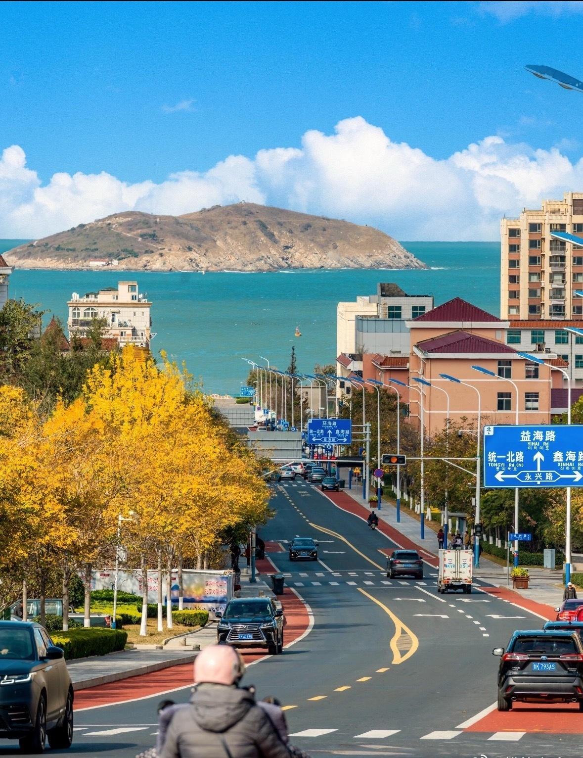 威海，一座把大海种在窗前的城市这里没有拥挤的地铁，只有环海路上单车划过的风。