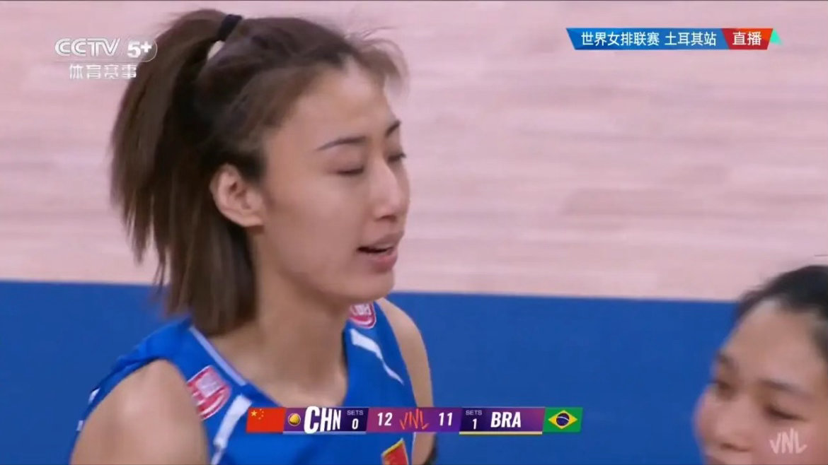 中国女排1-3巴西，一战体现出4个不争的事实！1，中国女排在场上遇到强队时，除了