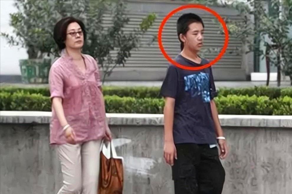 1998年，导演萧锋娶了离婚带娃的丛珊。婚前他撂下一句话：咱俩以后不要孩子了，你