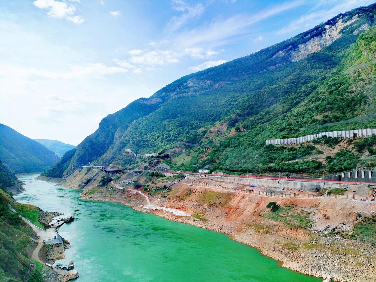 乌江最下游的白沙沱，位于河道西岸重庆市武隆区境内（和顺镇海螺村白沙组），流径侵蚀
