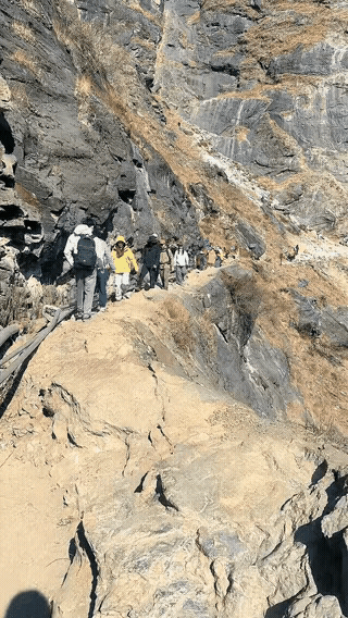 虎跳峡最窄的地方，仅能容纳单人通过，这种情况下，对面来人，一方就得让，万一这时候