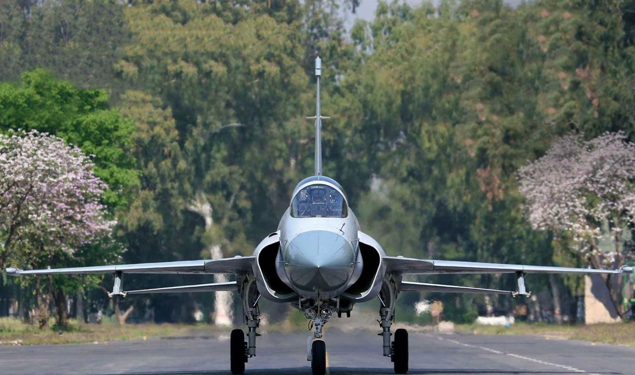 正面照看来，JF-17枭龙还是要比JAS-39鹰狮要好看多了，DSI进气道也更自