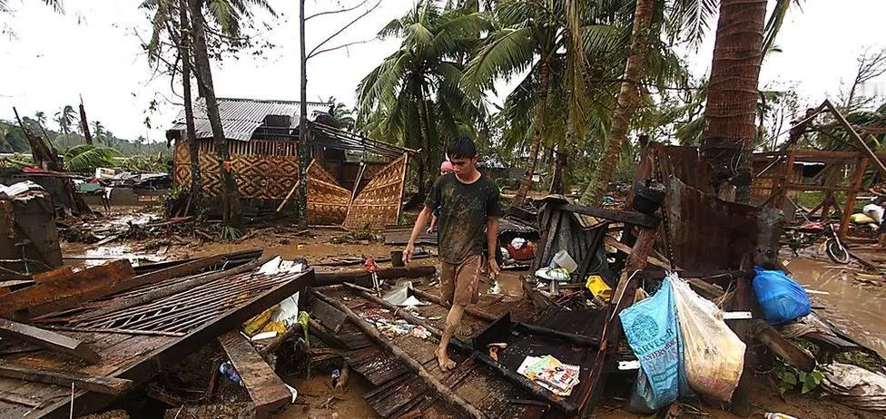 中国驻菲律宾使馆决定向菲方送去救灾物资，事情一下子出现在舆论的风口浪尖，谁都没想