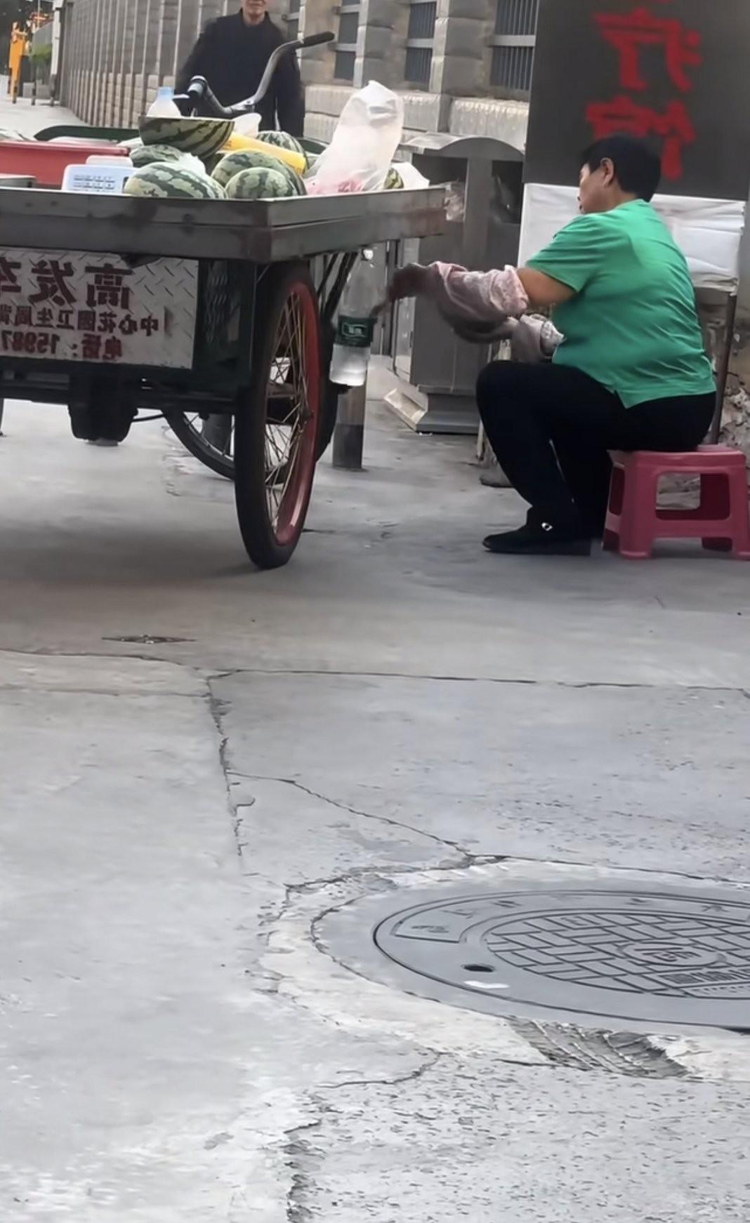 这是在干嘛啊？应该是西瓜放时间长了，表面干了，所以抹点水。可能是抹糖水。切好的东