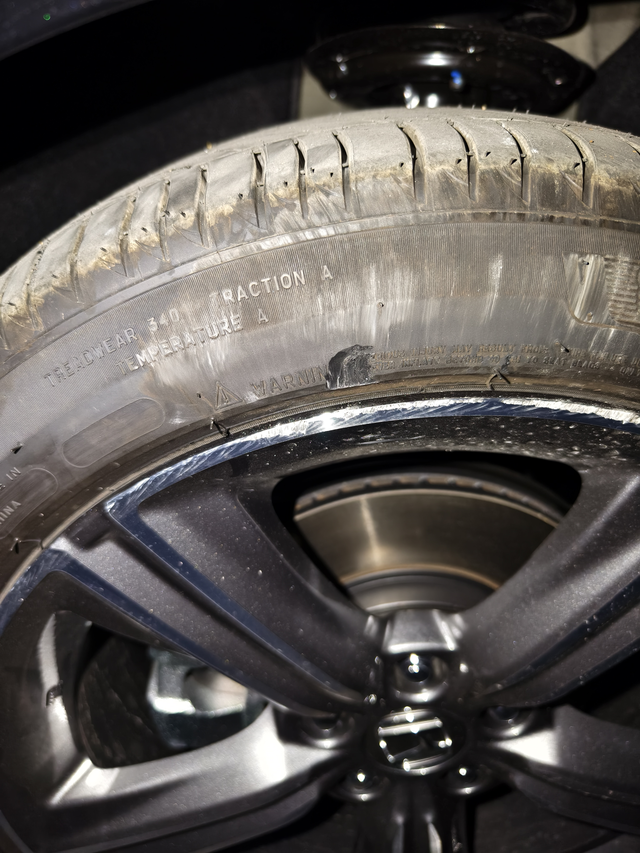 蹭到马路牙子了，轮胎磕了一块影响安全吗，还有这个轮毂需要拉丝吗