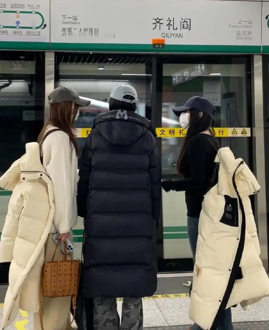 零下10℃穿它像开暖气地铁早高峰，我把羽绒服折成背包，安检小姐姐盯了三秒。