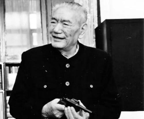 1980年1月，尤司令员正在办公室里工作，突然，门口的警卫员打来电话说：有人要见